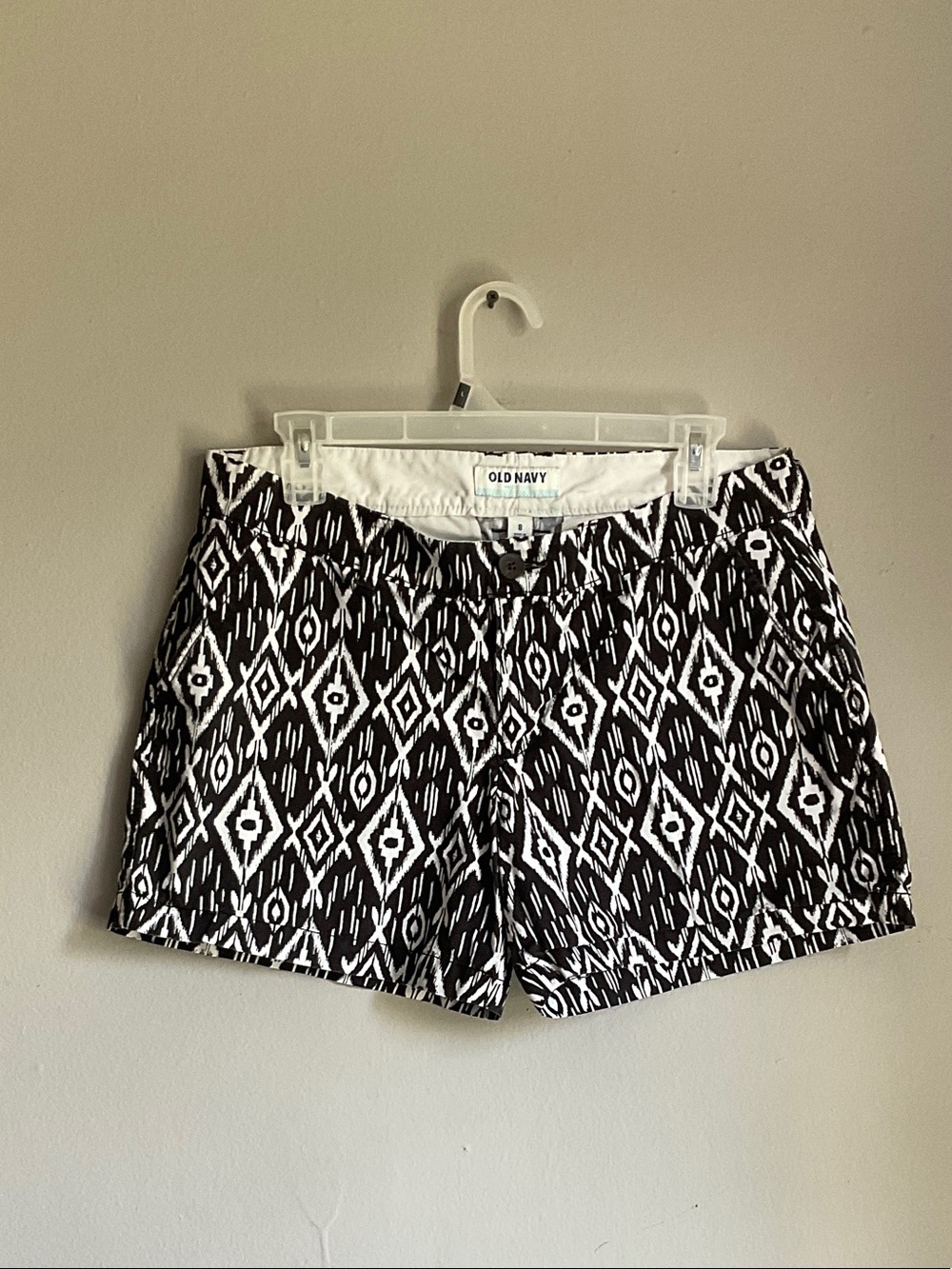 Old Navy Black and White Geometric Print Women’s Shorts